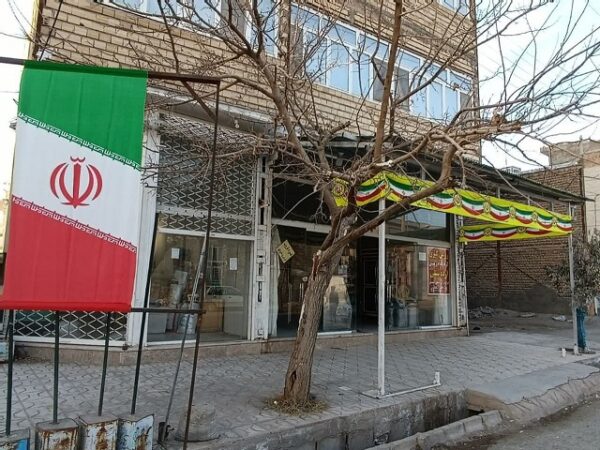 <strong>کاسب خوش‌اخلاق و با انصاف عبدل‌آبادی با نصب پرچم ایران در مغازه خود، به استقبال از دهه فجر رفت</strong>